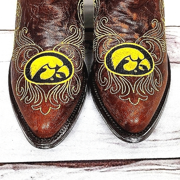 Gameday NCAA Iowa Hawkeyes Women's Sz 7 Embroidered Distressed Leather Boots NWT - Picture 3 of 10